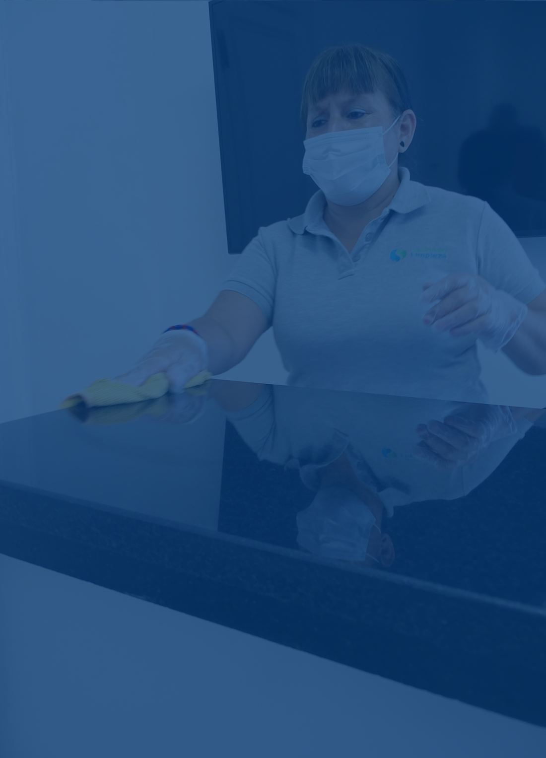 Especialista de Santander Limpieza sanitizando una superficie de vidrio